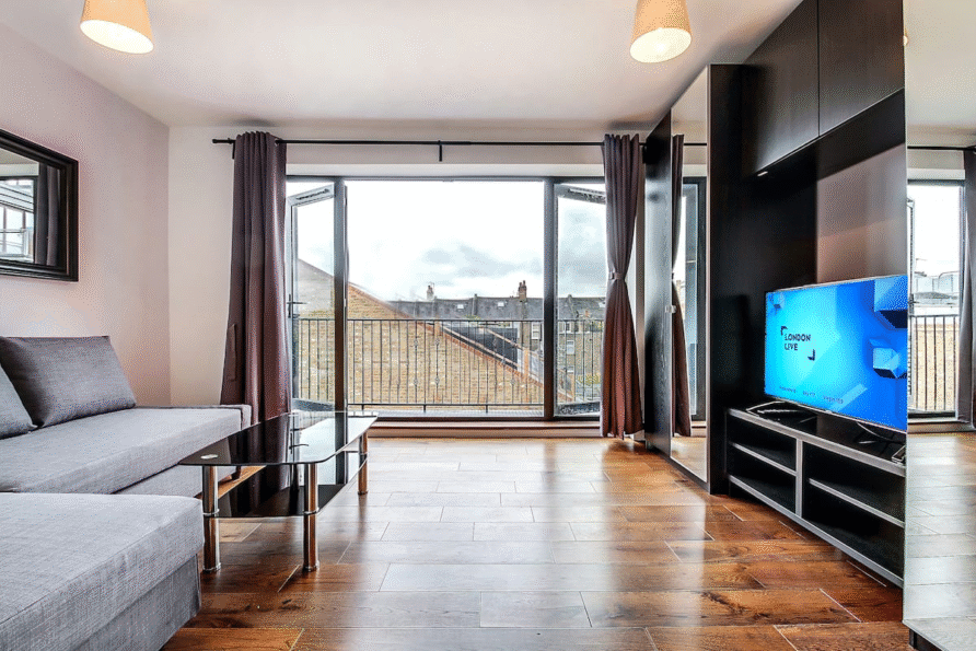 Rear Facing Sunny / Modern Apt w/Balcony & Bath