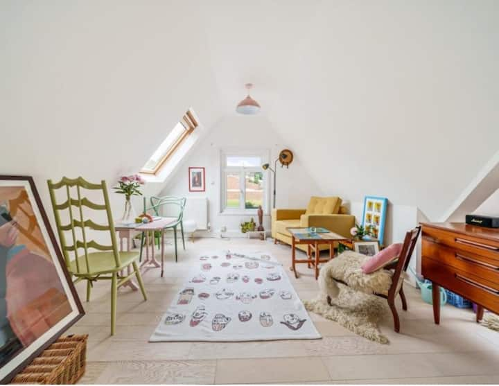 Lovely bright studio 25 mins into Central London