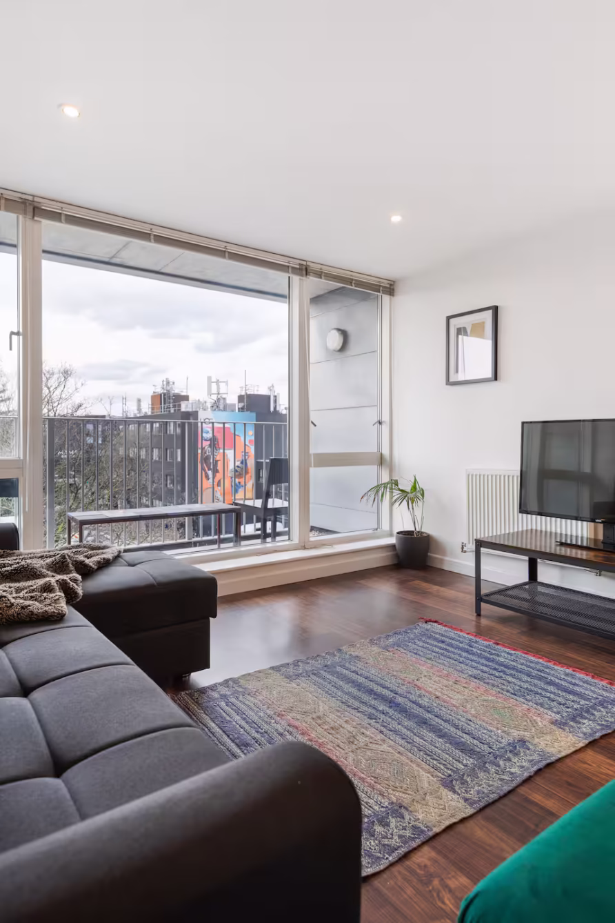 Spacious modern 3 bed central & by the station