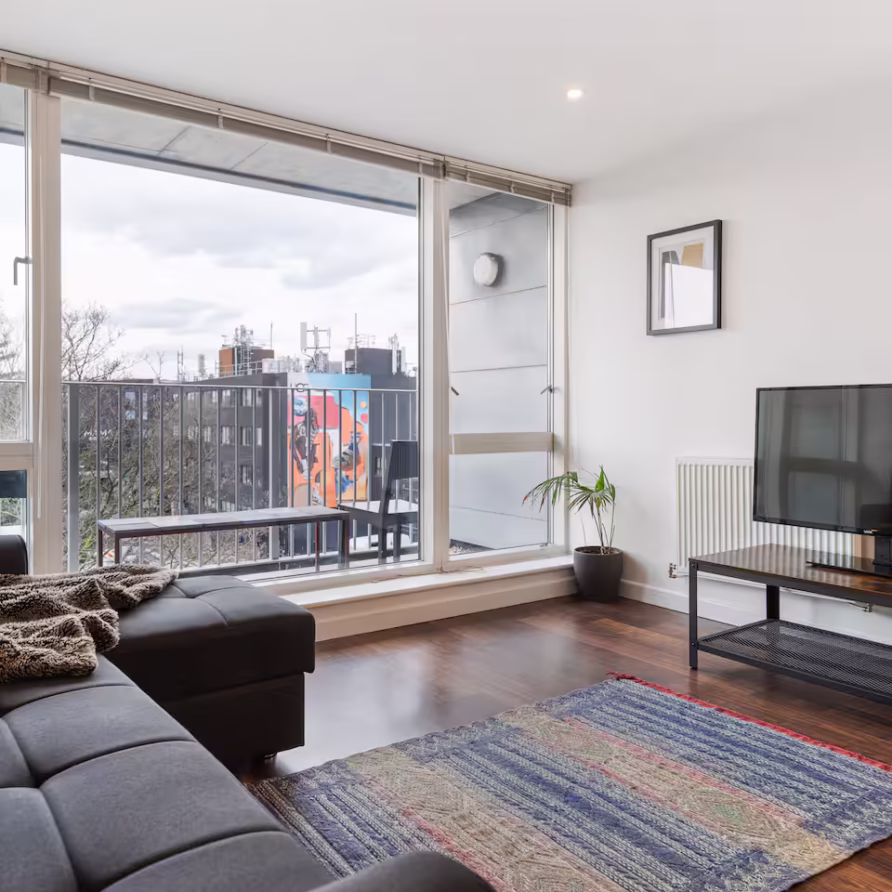 Spacious modern 3 bed central & by the station