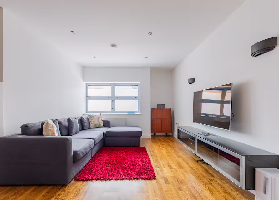 Light-Filled 3BD Flat in Trendy East London