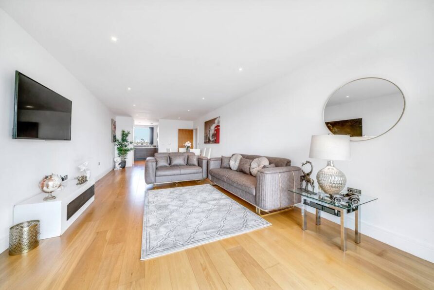 Luxe Riverside 3 Bed 2 Bath En-Suite, Balcony view