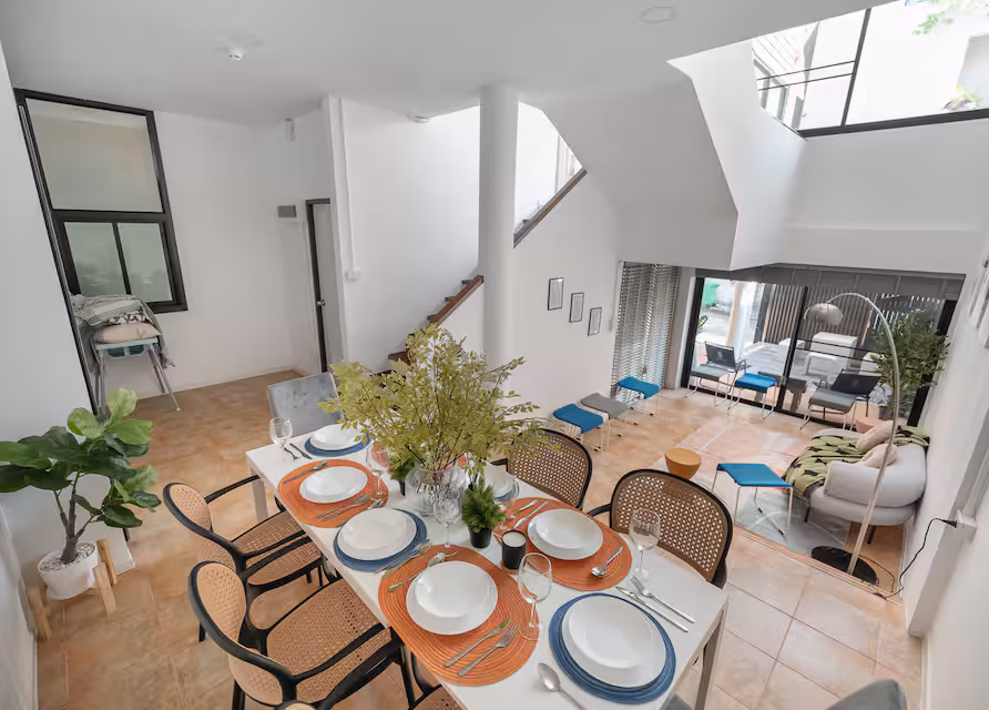 MIQ Ekkamai_Triplex 4BR Home/BTS within walking distance, 16 guests