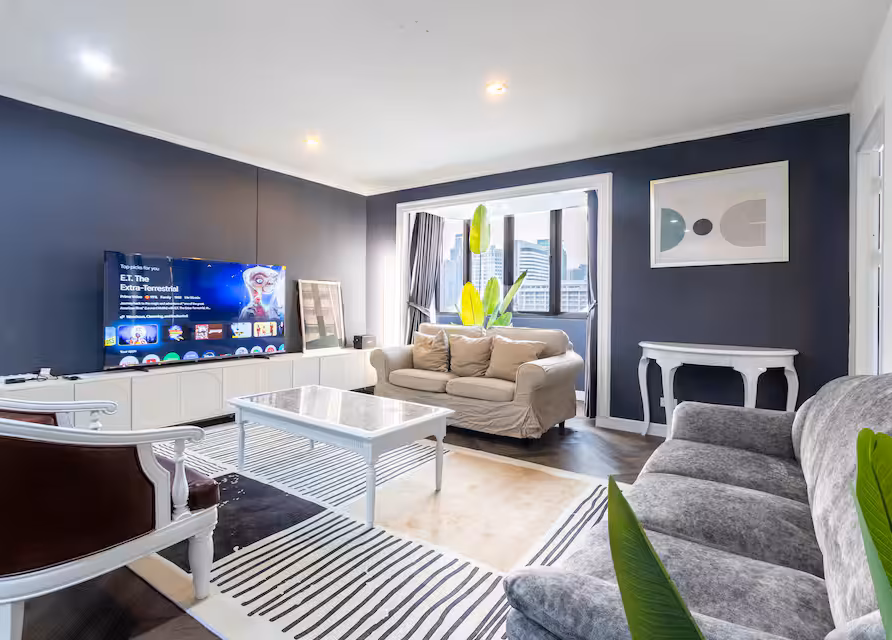 Spacious with four bedrooms for nine people, Sukhumvit 4, five minutes to BTS Nana
