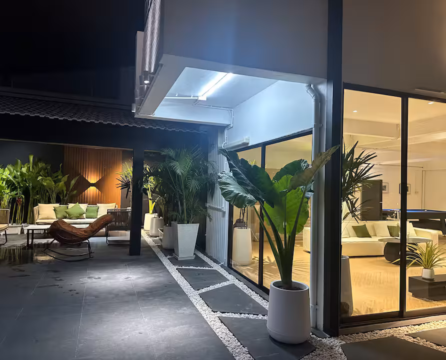 Private four-bedroom villa in downtown Bangkok, five-minute walk to Cowboy Street