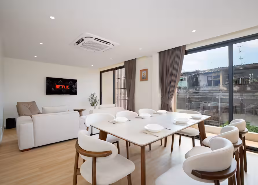 Three Bedroom Family Suite Near BTS Ekkamai & 7-Eleven