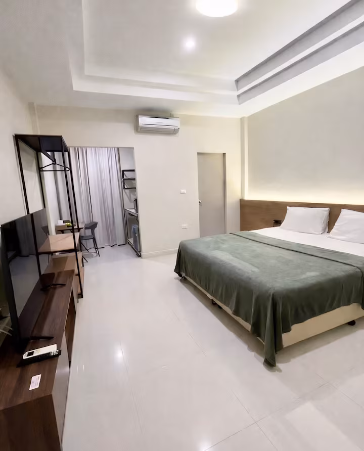 Minimalist Studio 410 near SRT