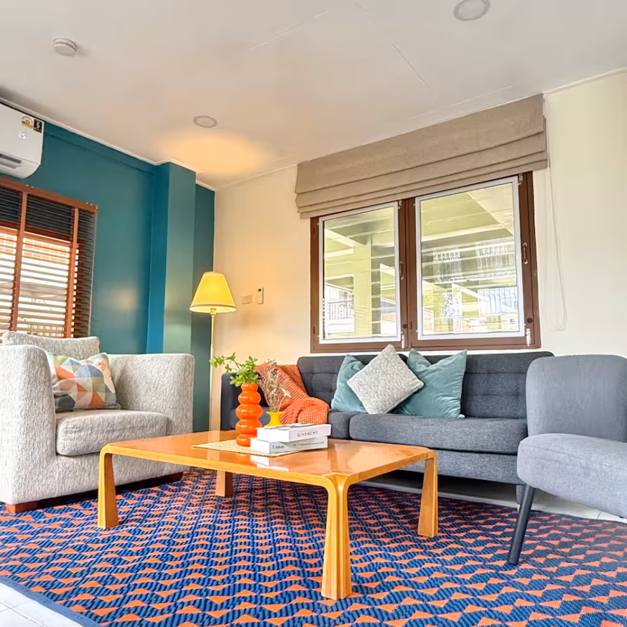 Duplex: accommodates six/private garden & king-size bed/fitness center, fast wifi